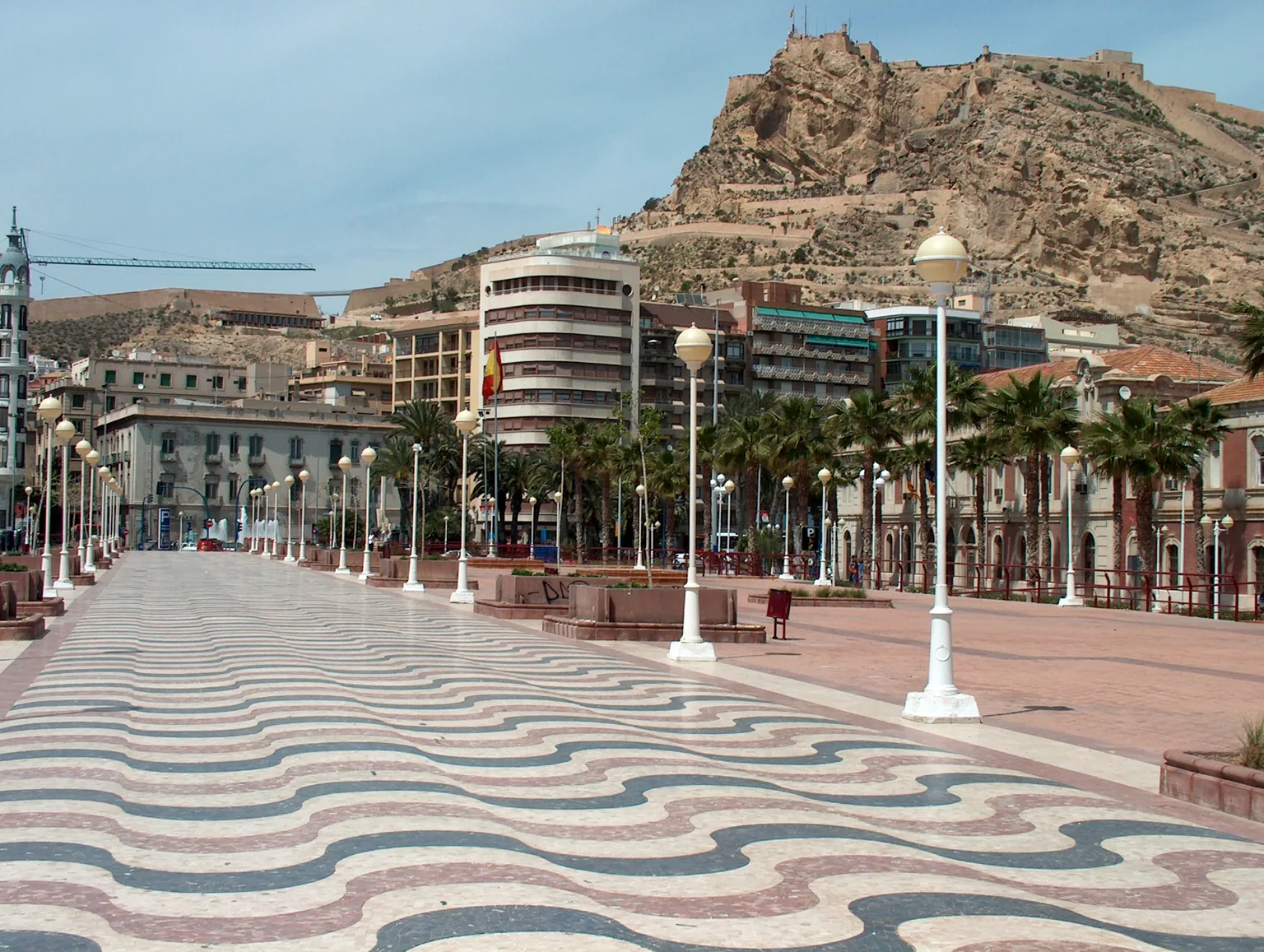 Explanada de España en Alicante con el castillo de Santa Bárbara al fondo